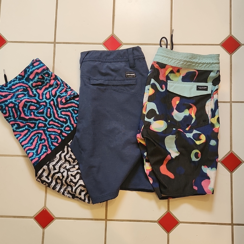 Volcom lot of three boardshorts 32